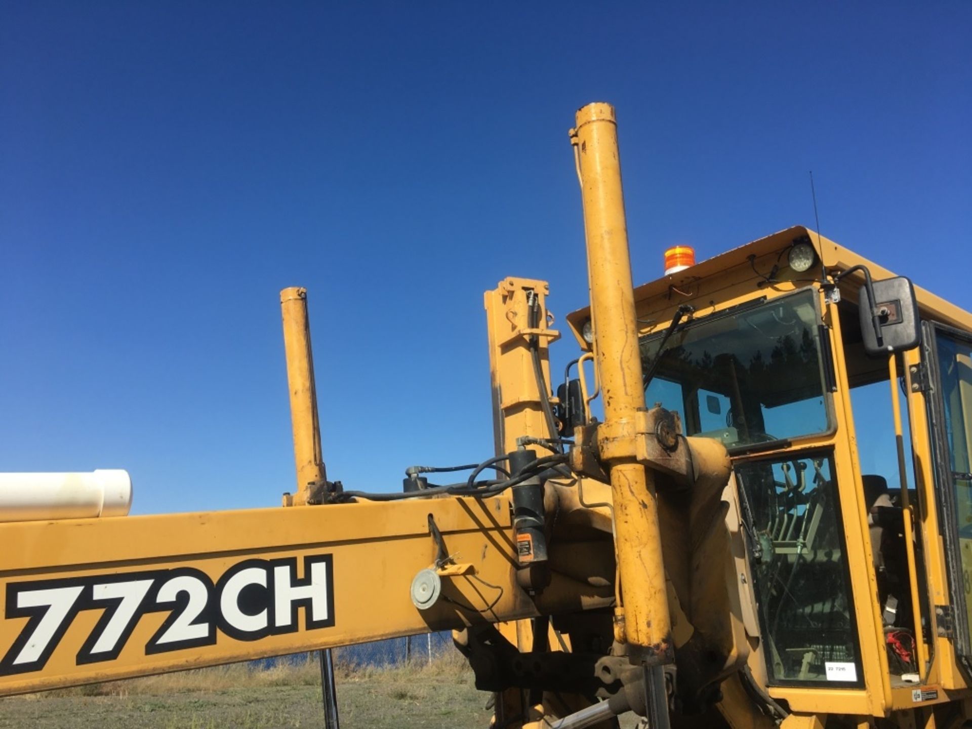 2001 John Deere 772CH Motor Grader - Image 19 of 32