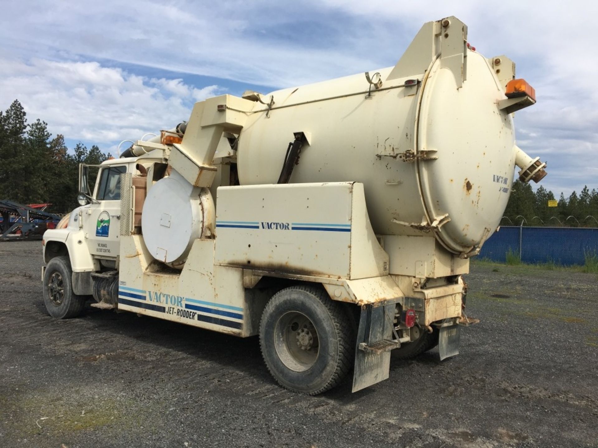 1984 Ford 8000 Vacuum Truck - Image 2 of 32