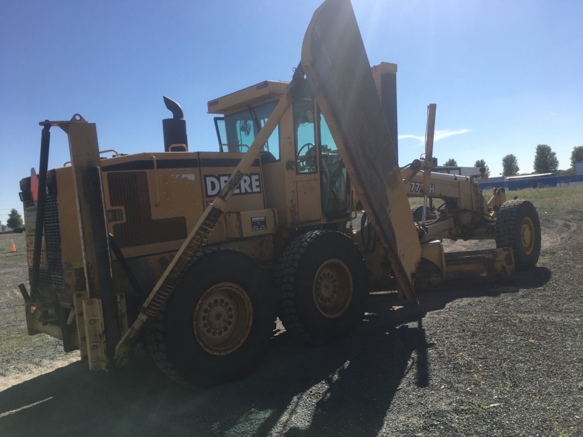 2001 John Deere 772CH Motor Grader - Image 4 of 32