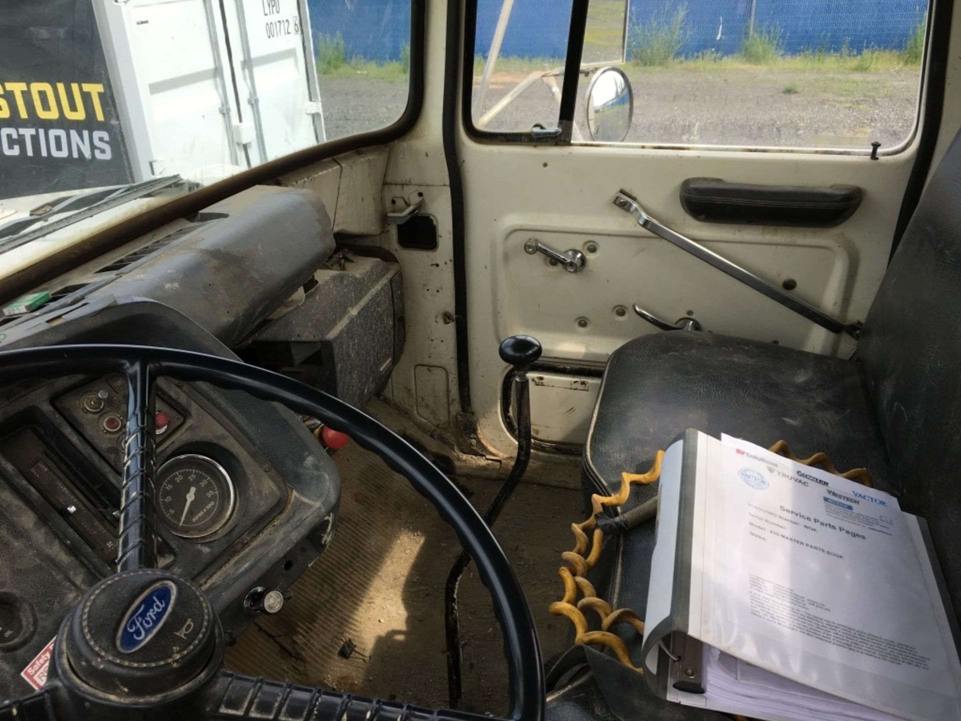 1984 Ford 8000 Vacuum Truck - Image 25 of 32