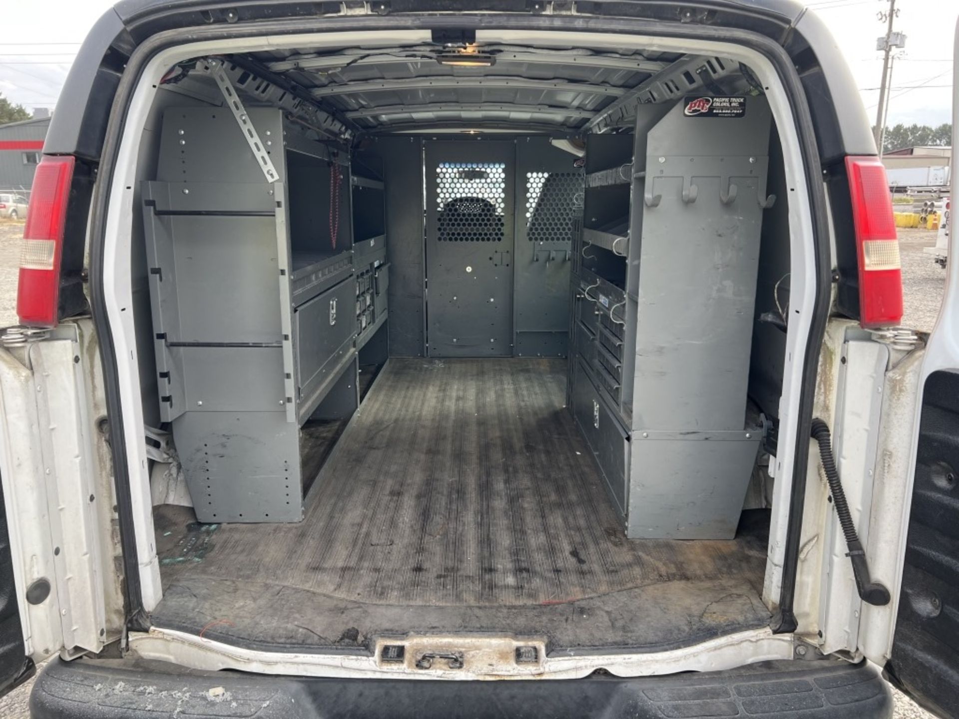 2009 Chevrolet Express Cargo Van - Image 11 of 17