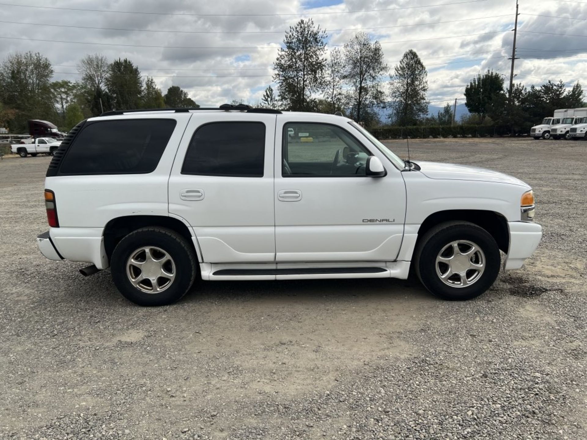 2005 GMC Yukon Denalli SUV - Image 3 of 30