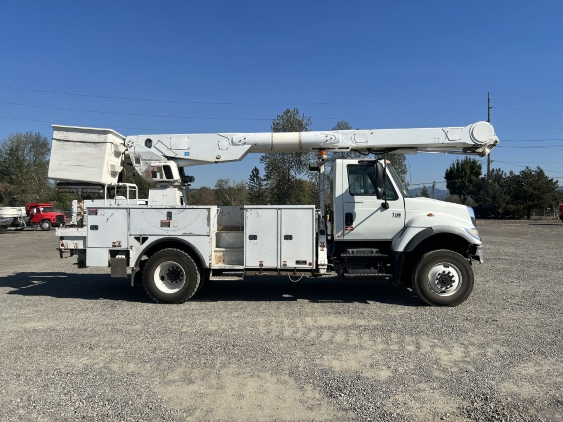 2007 International 7300 Bucket Truck - Image 3 of 27