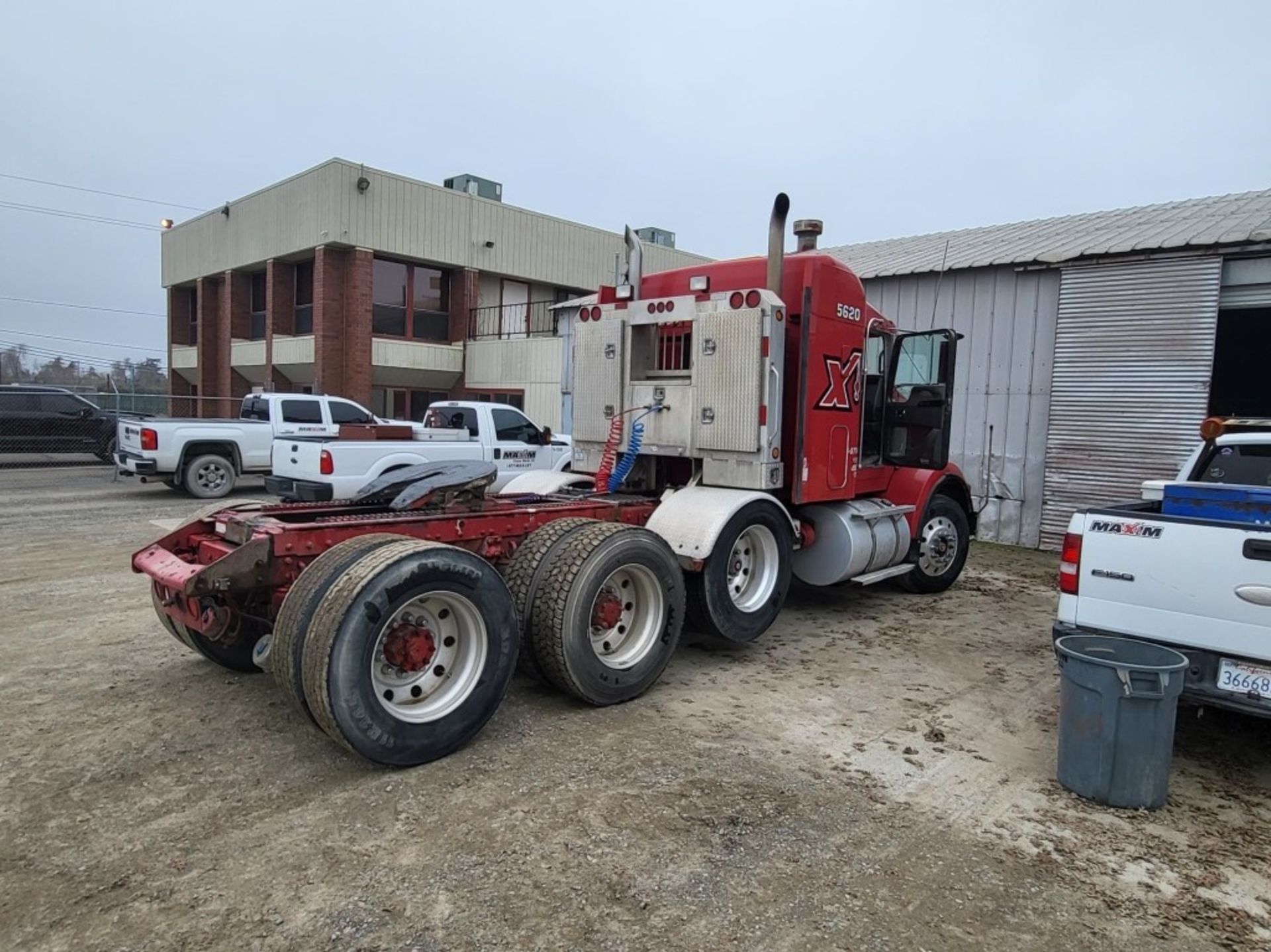 2006 Kenworth T800B Tri-Axle Sleeper Truck Tractor - Image 5 of 8