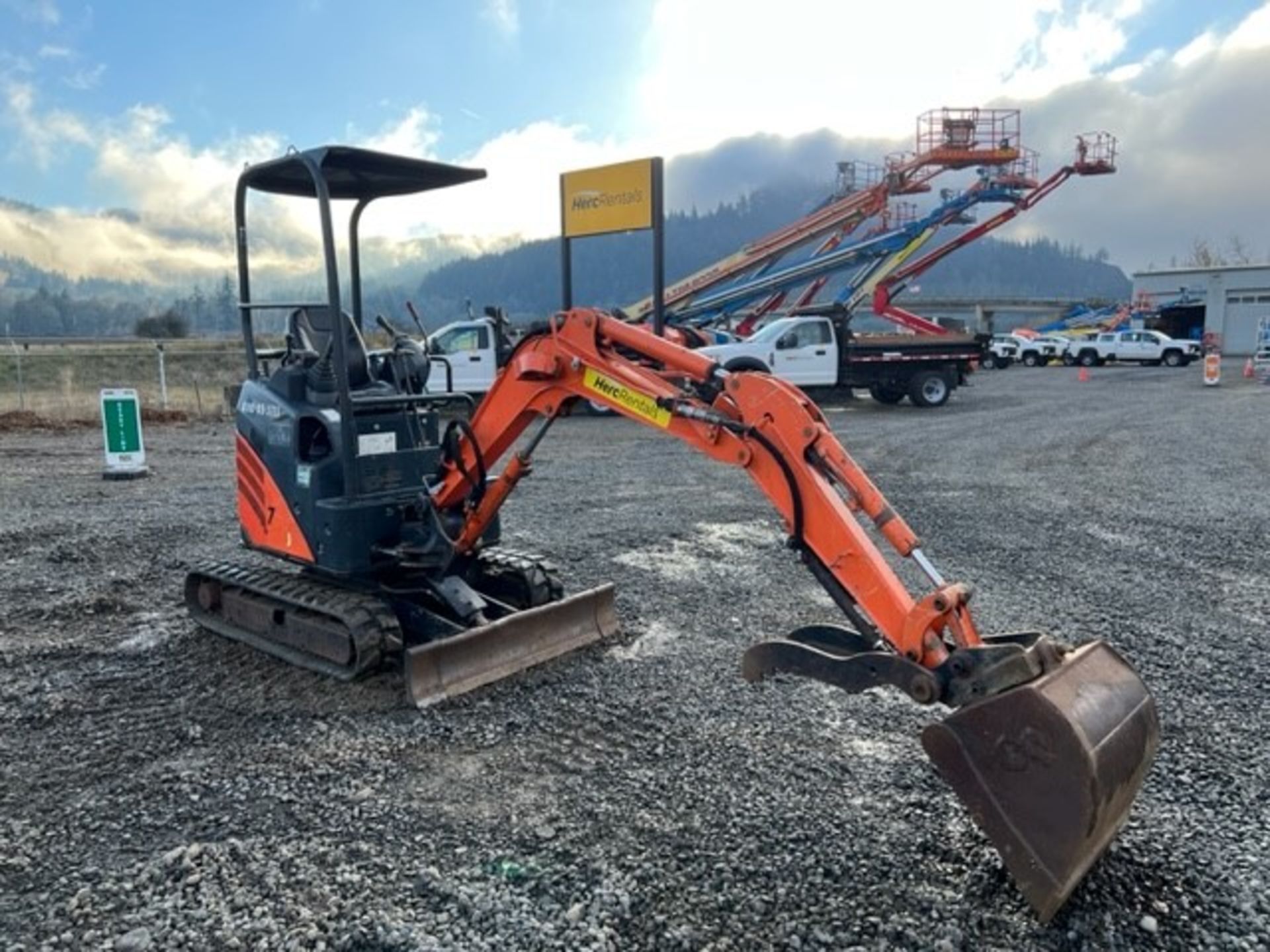 2015 Hitachi ZX17U-2 Mini Hydraulic Excavator - Image 3 of 18