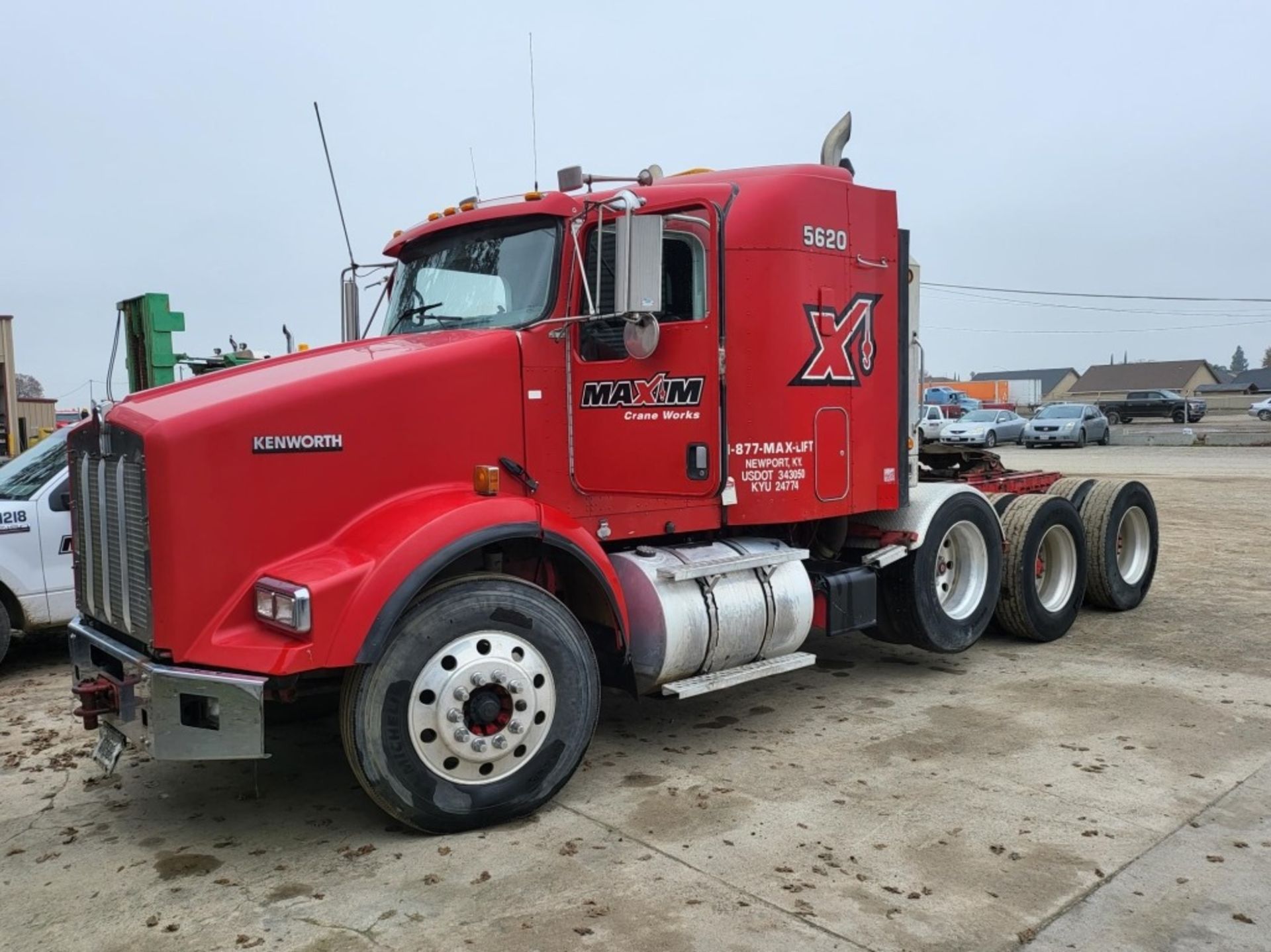 2006 Kenworth T800B Tri-Axle Sleeper Truck Tractor