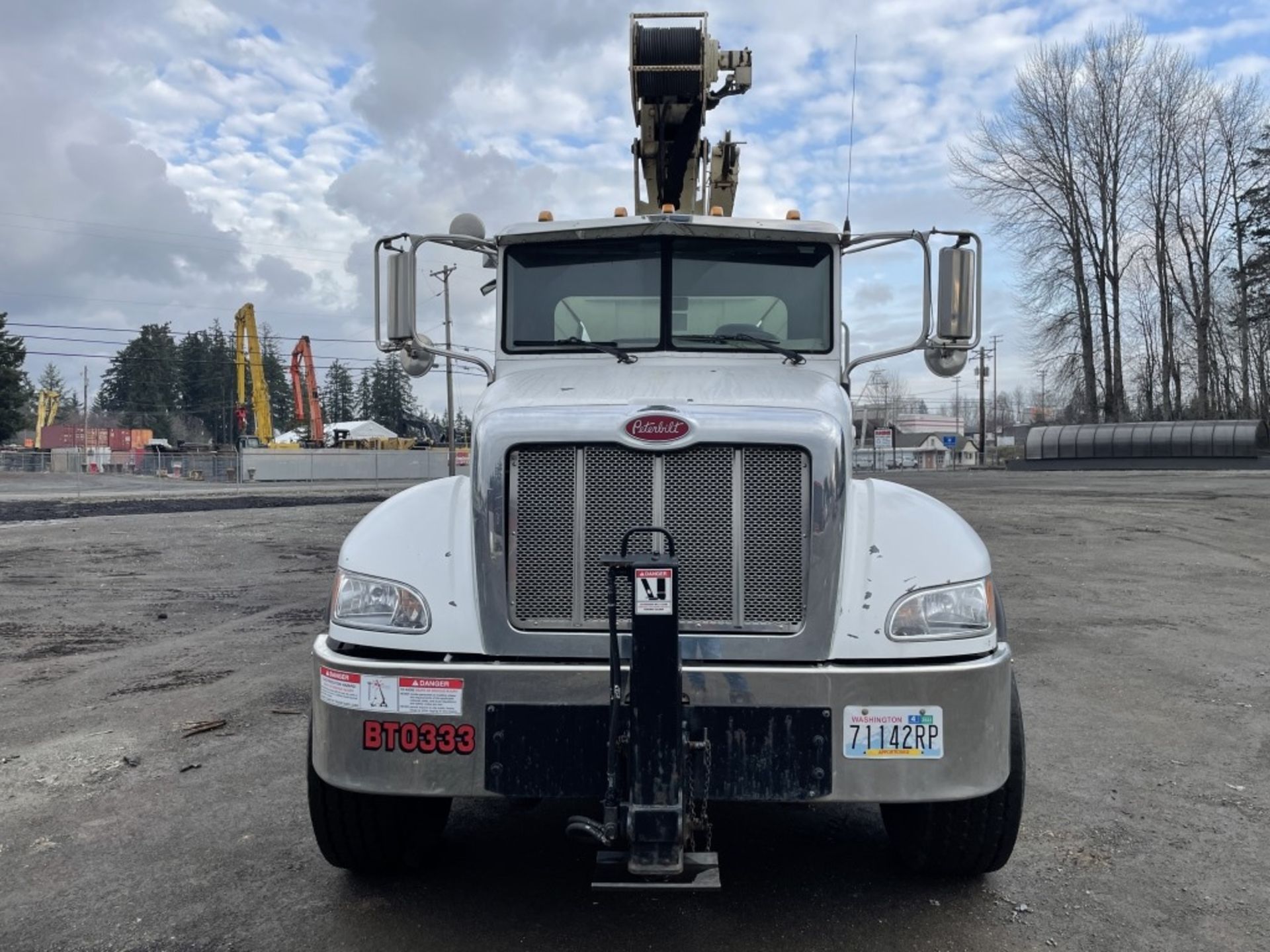 2006 National 600E Crane Truck - Image 8 of 60