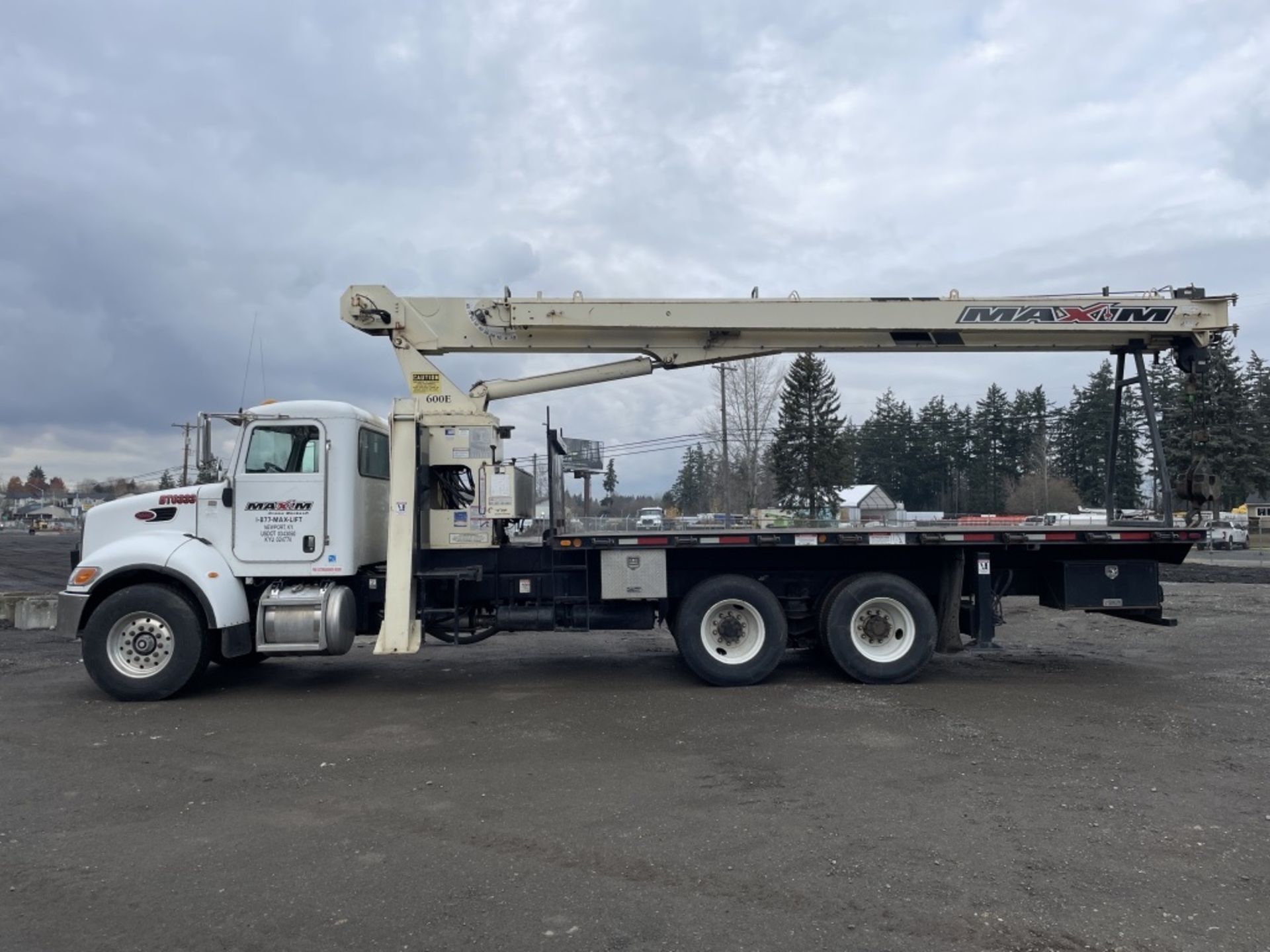 2006 National 600E Crane Truck - Image 2 of 60