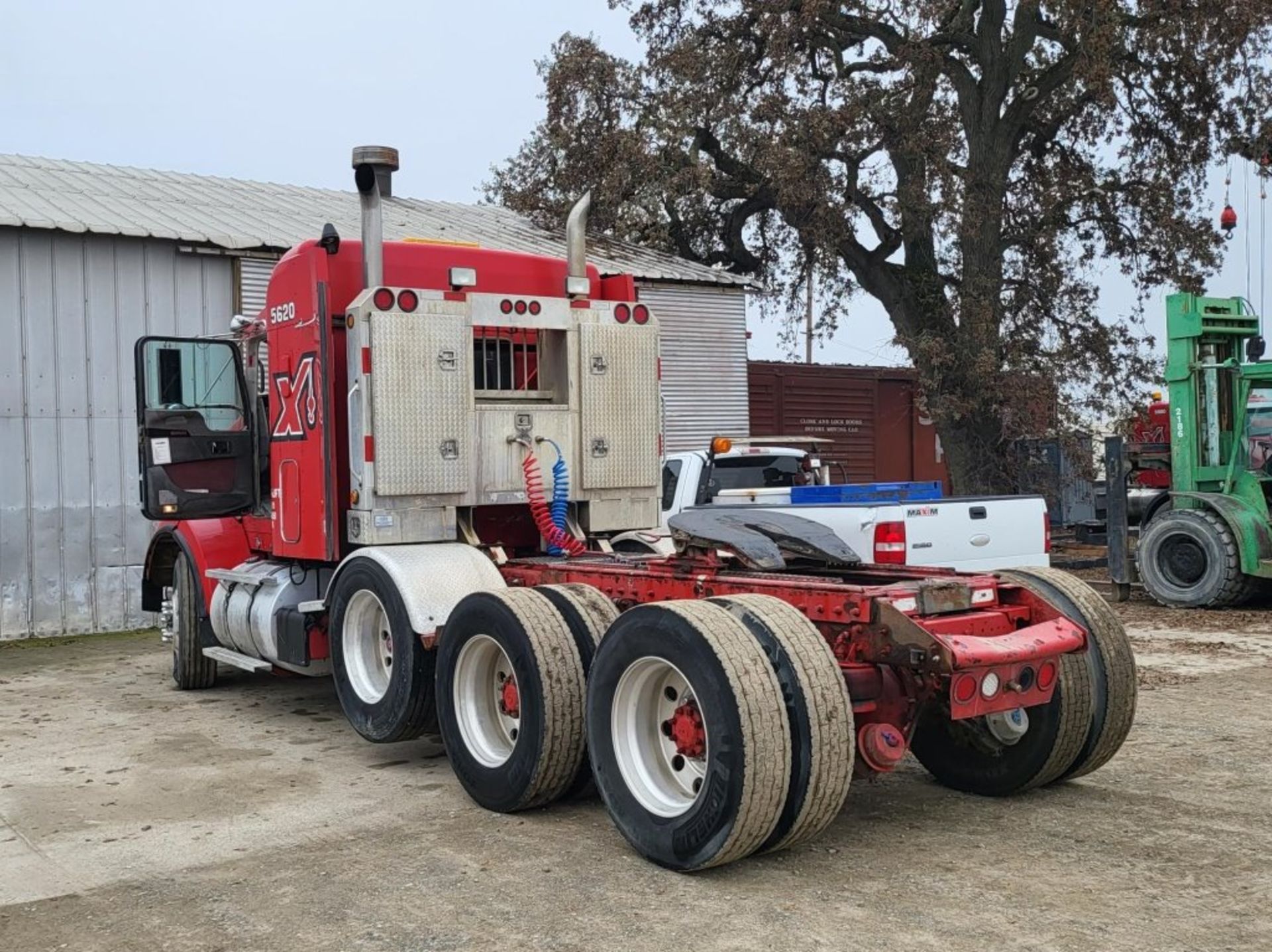 2006 Kenworth T800B Tri-Axle Sleeper Truck Tractor - Image 4 of 8