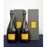 2 bts Veuve Clicquot La Grande Dame Champagne 1990 ind oc 40, 42mm below capsule