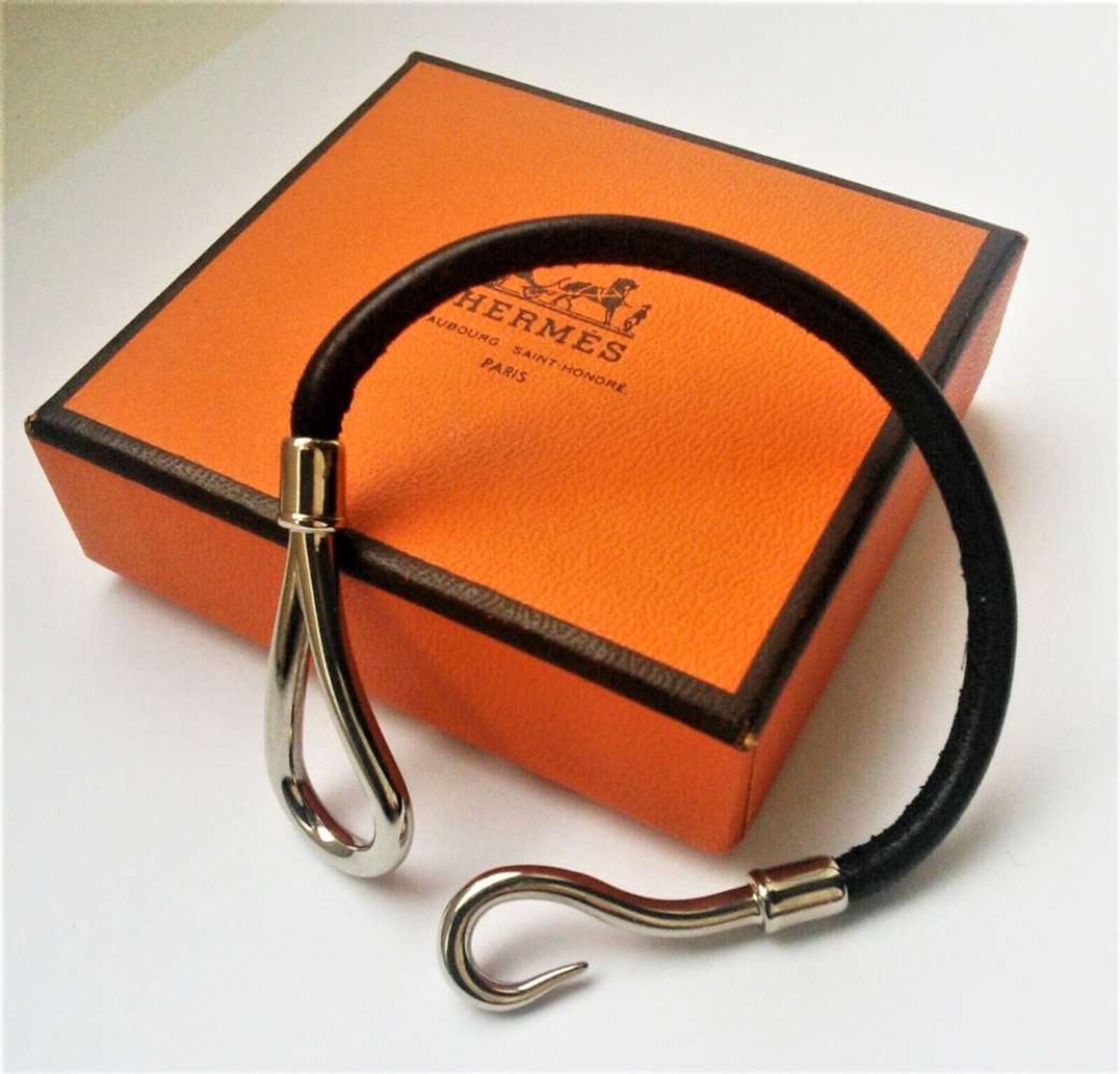 Hermes Paris - Jumbo Hook Palladium & Classic Leather Bracelet - Image 2 of 8