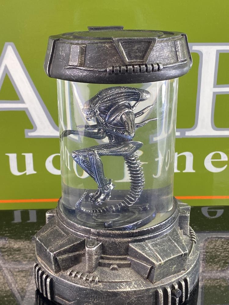 Bradford Exchange illuminated ALIEN In Stasis - Bild 2 aus 6