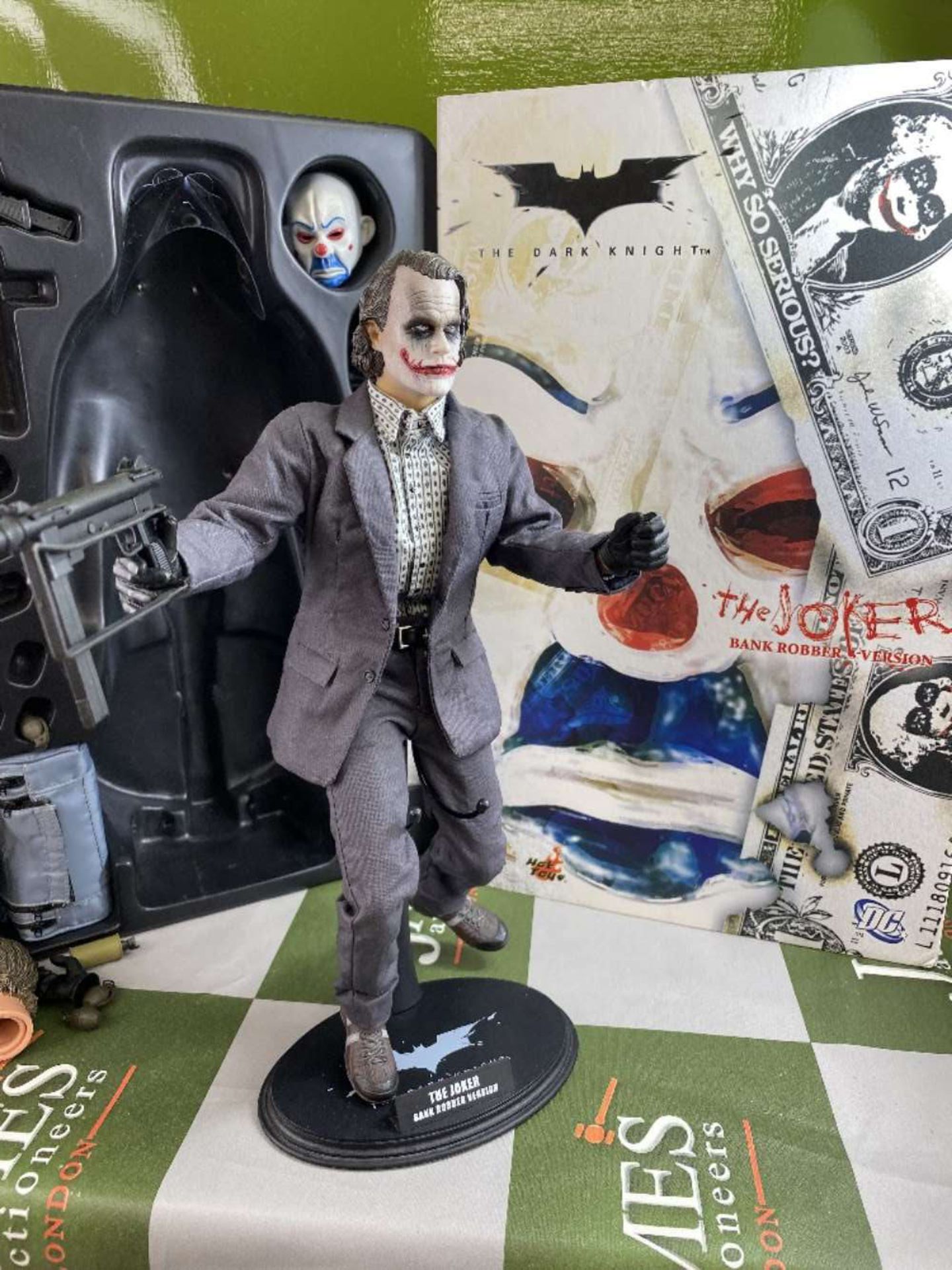Hot Toys "The Joker" Bank Robber Edition 1/6 Scale Figure - Image 6 of 6