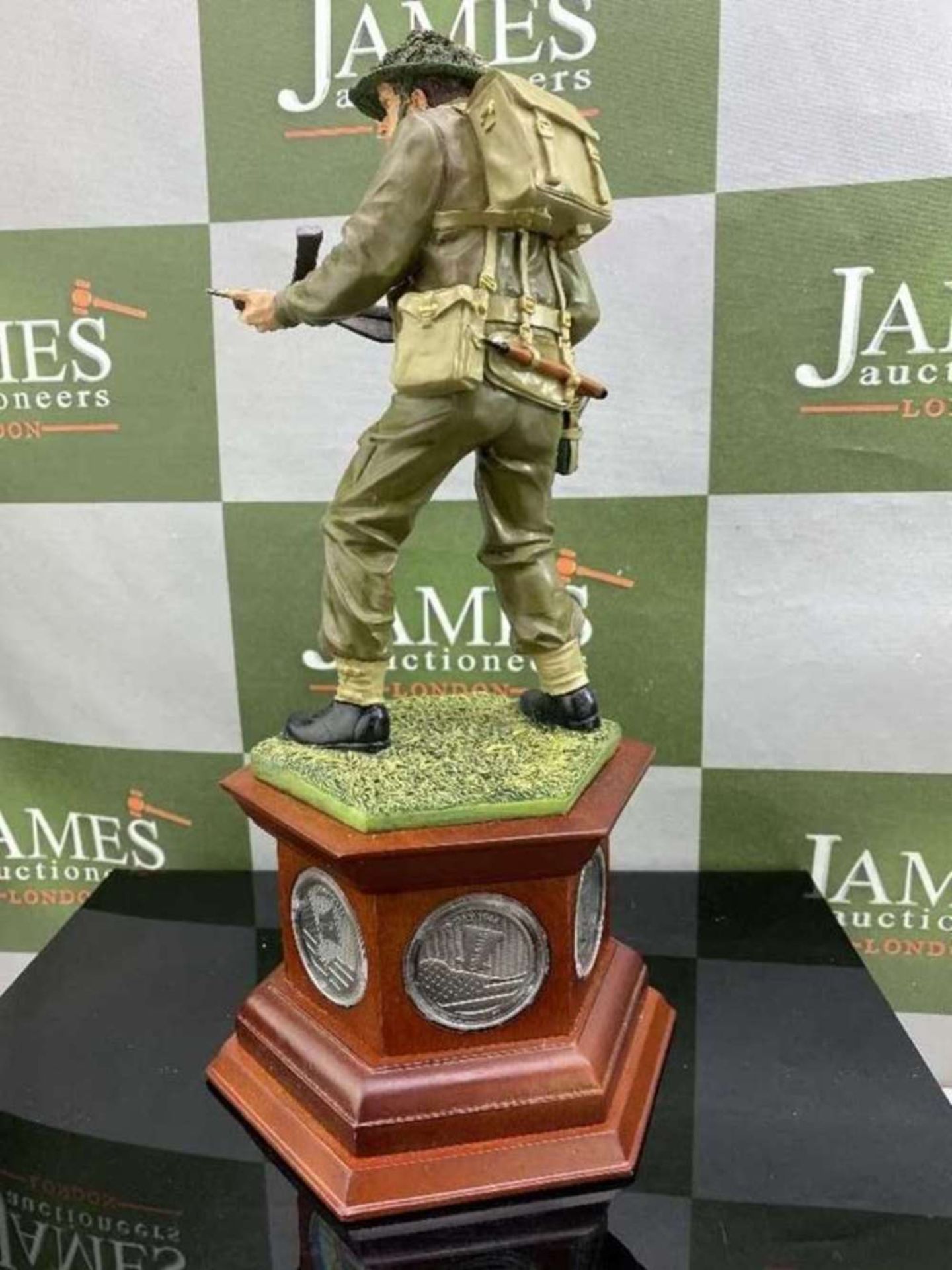 Danbury Mint Normandy Figure Fight for Freedom WW2 On Plinth & Coins - Image 4 of 7