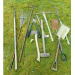 Collection of garden tools to include shovels, rakes, sledge hammers etc (11)