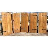 Good quality Cotswold oak ledged door with iron strapwork and fittings, 192.5 x 77.5