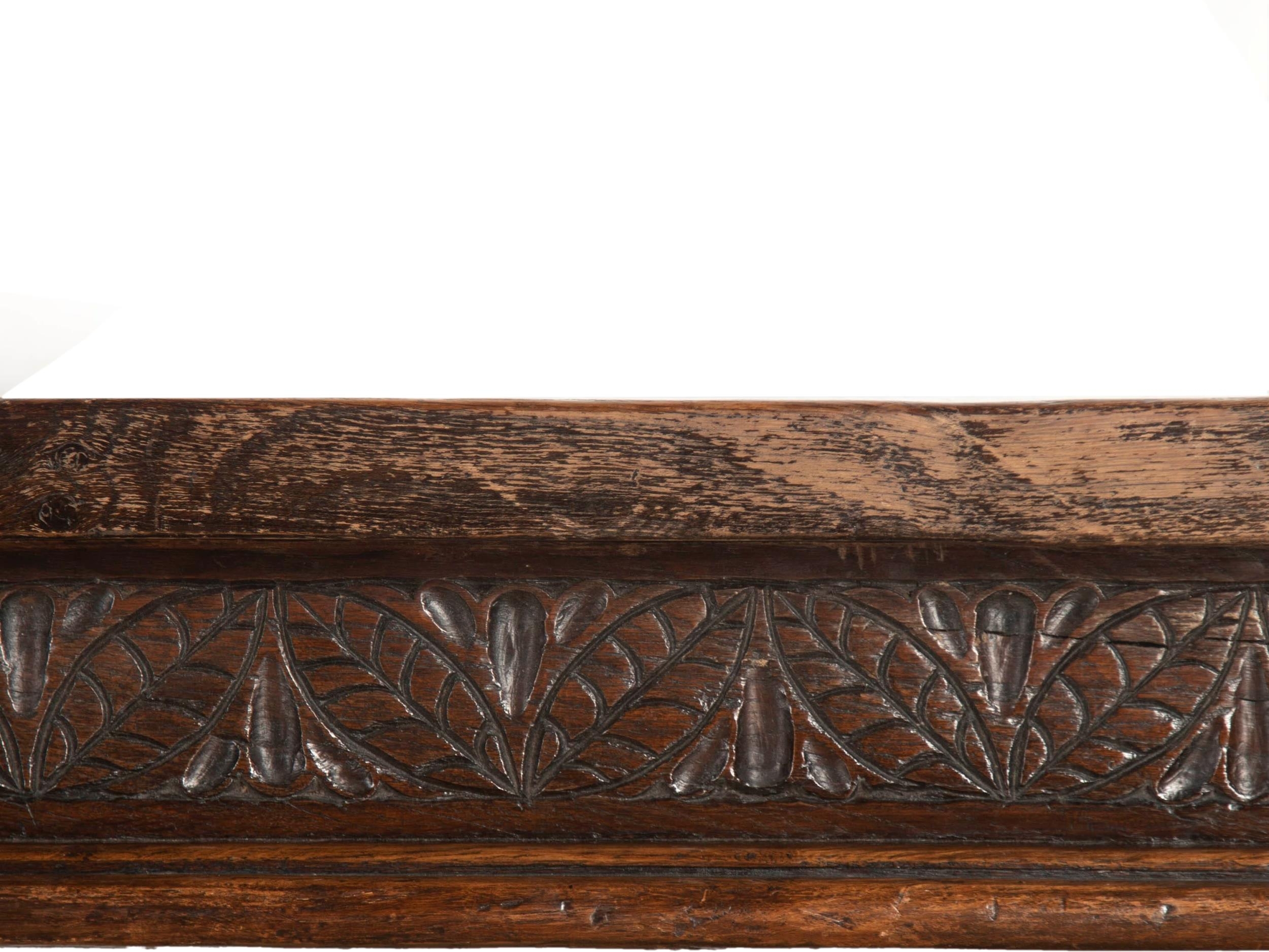 Impressive 17th century style refectory table, thick oak top over a carved floral frieze and six - Bild 3 aus 4