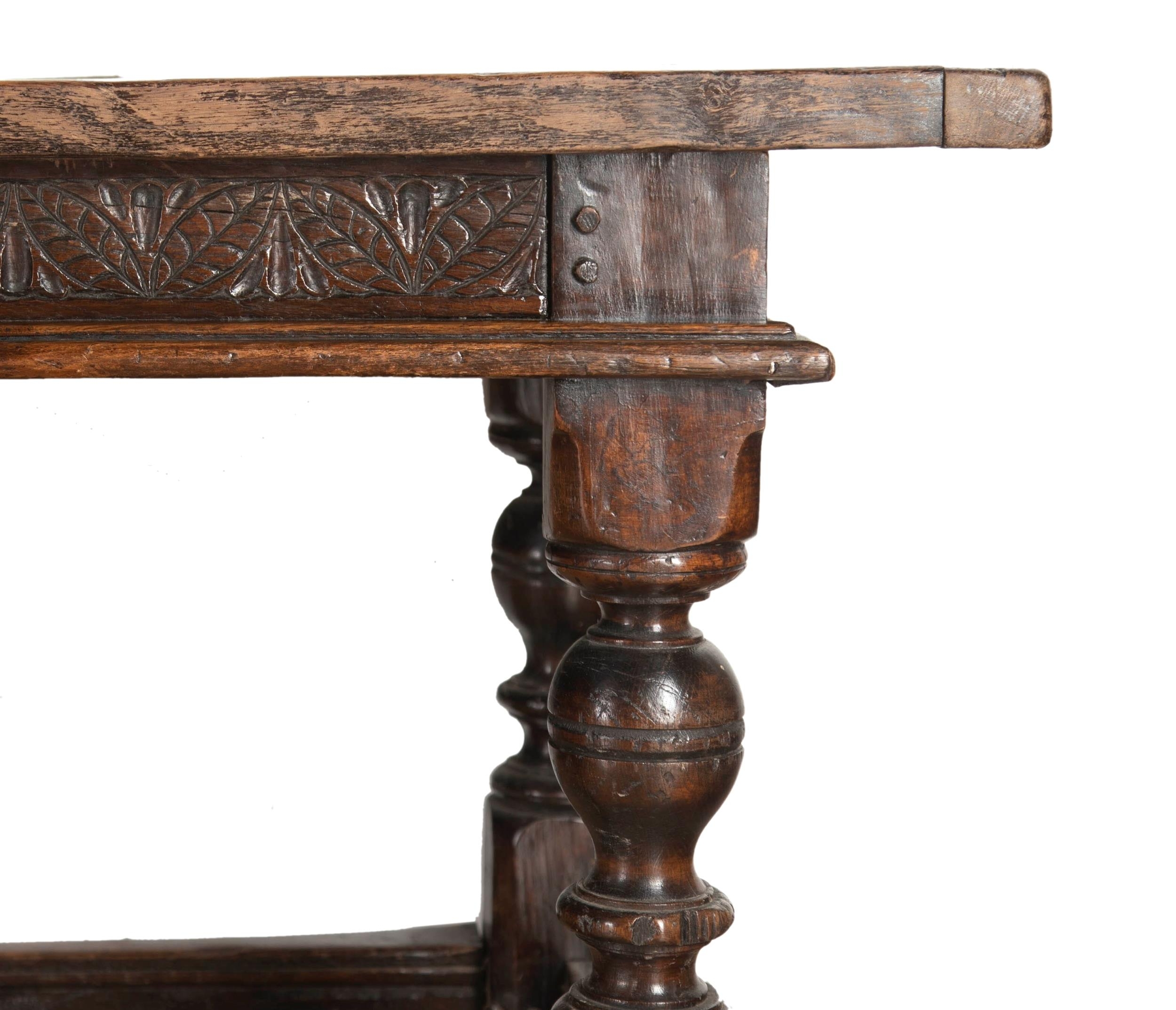 Impressive 17th century style refectory table, thick oak top over a carved floral frieze and six - Bild 2 aus 4