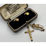Two 9ct gold dress collar studs with a further 9ct gold cross and a 9ct gold bar brooch AF