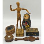 Mixed treen lot to include a vintage articulated artist's dummy, a set of Russian dolls, a Chinese