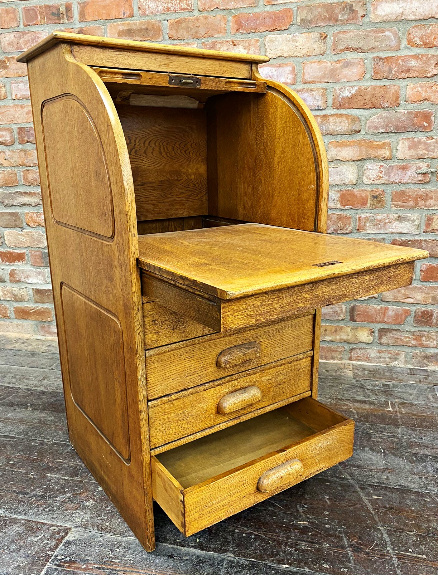 Sweet early 20th century golden oak students bureau, with tambour front, concealed work surface - Image 3 of 3