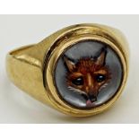A 9ct gold signet ring set with a painted and intaglio carved Essex crystal depicting a fox's head