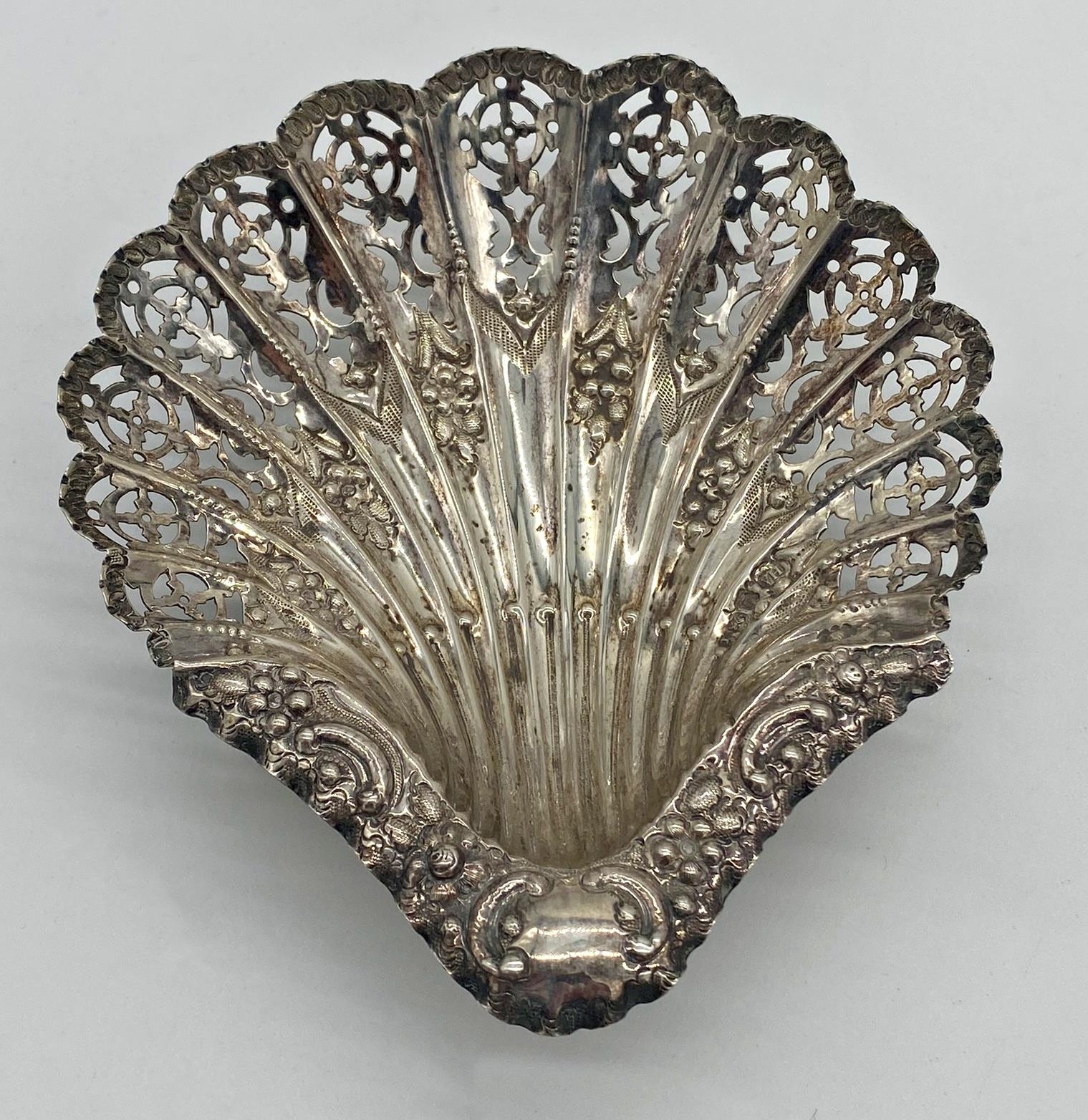 Good quality Edwardian silver scallop shell bonbon dish, with pierced and embossed decoration, maker - Image 2 of 2