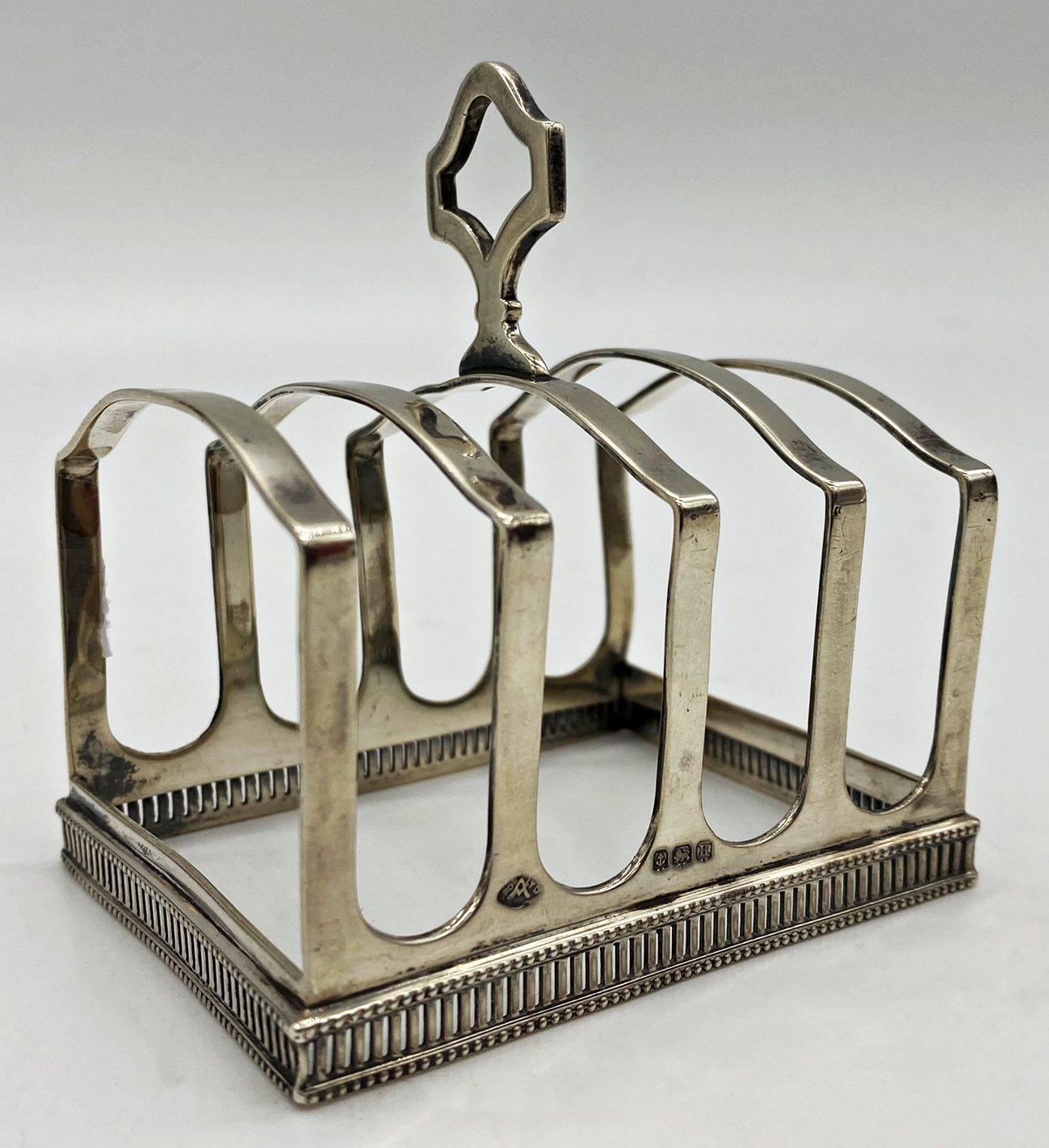 Good 1930s silver four divisional toast rack, serpentine brackets on a pierced and beaded base,