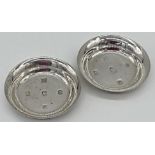 Pair of Scottish jubilee silver pin dishes, maker Hamilton & Inches, Edinburgh 1977, 8cm diameter,