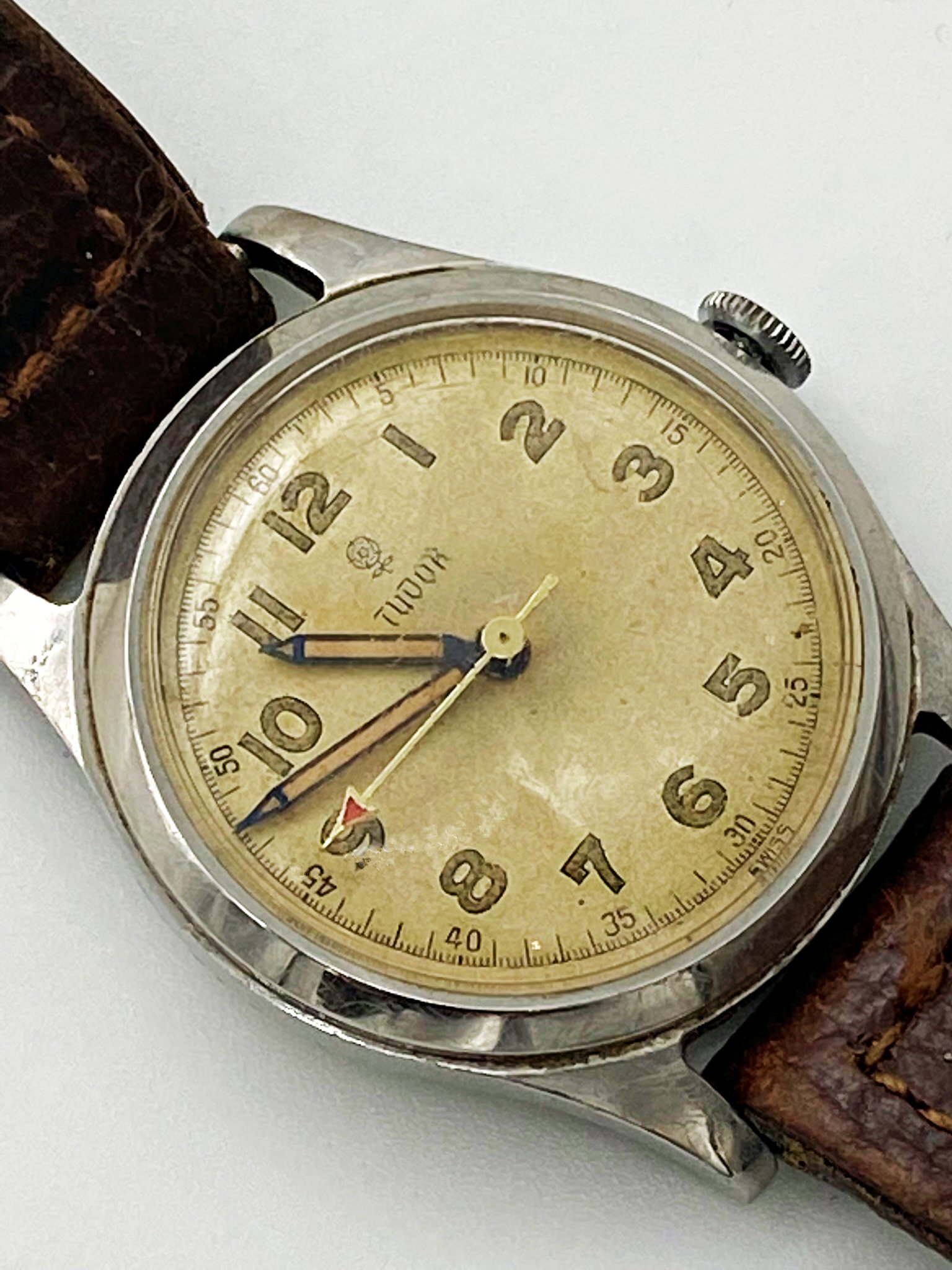 Vintage gents Tudor stainless steel wristwatch, 31mm case, lume hands and Arabic numerals, red arrow