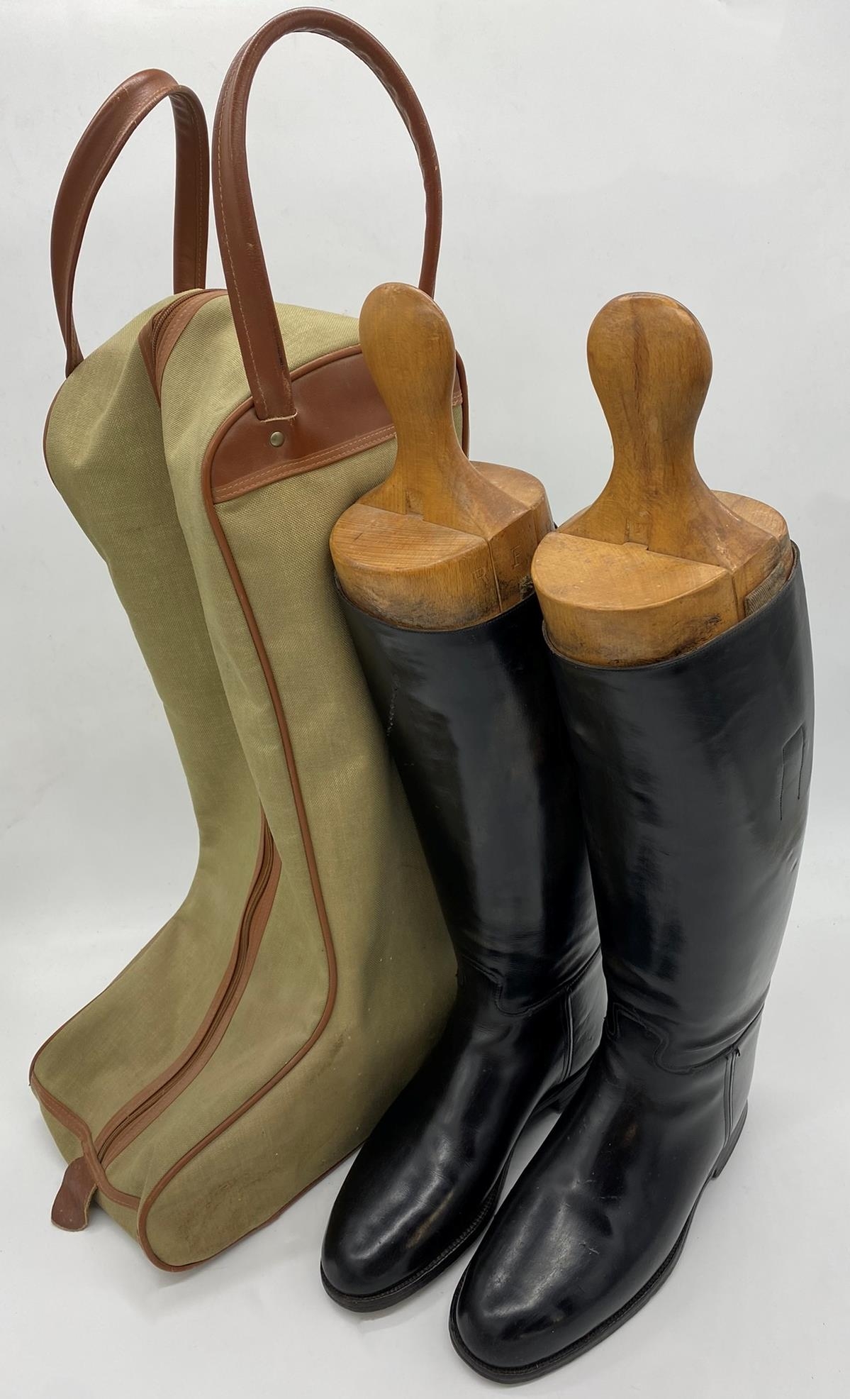 Good quality pair of gents leather riding boots, size 9, with trees within a carry bag - Image 2 of 2