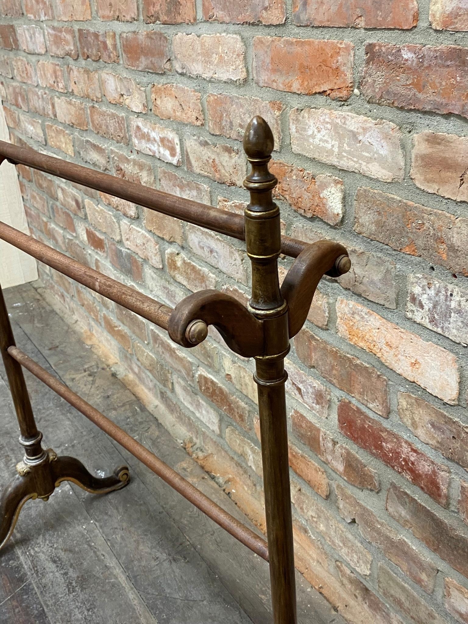 Good quality 19th century turned mahogany towel rail with carved gilt highlights, 97cm high 74cm - Image 2 of 2