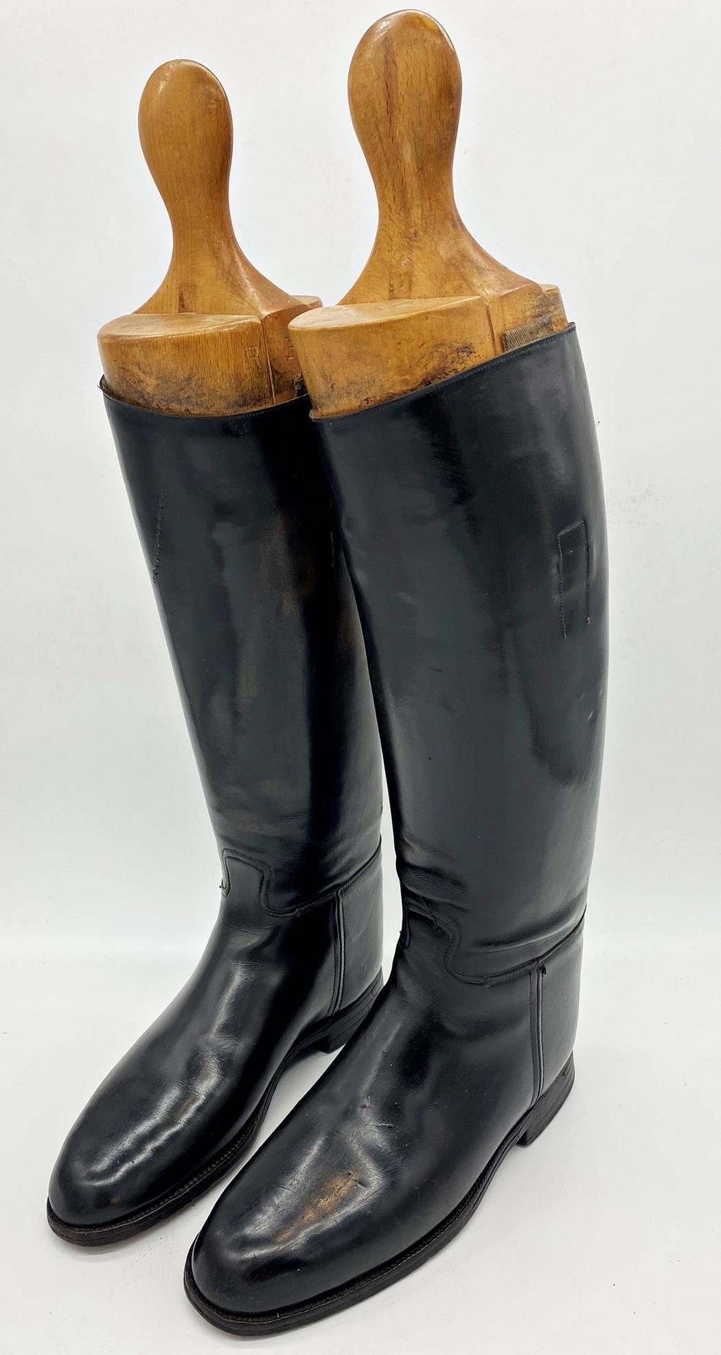 Good quality pair of gents leather riding boots, size 9, with trees within a carry bag