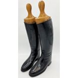 Good quality pair of gents leather riding boots, size 9, with trees within a carry bag