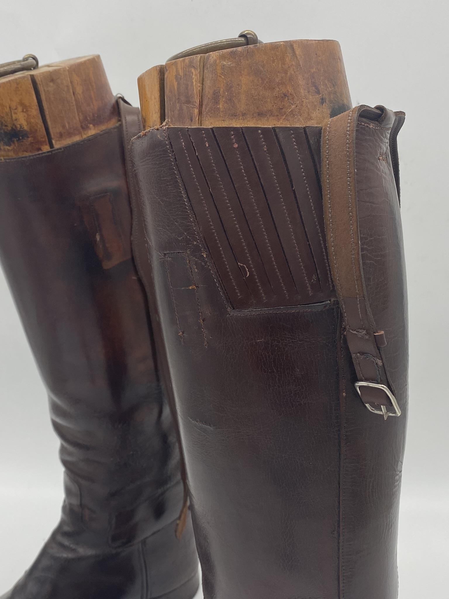Good pair of leather riding boots with original trees with brass pull handles, 49cm high - Image 2 of 2