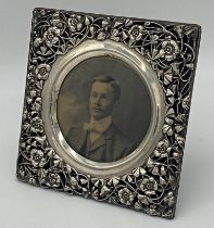 Good Edwardian silver easel picture frame, 10.5cm tondo mount framed by pierced scrolled foliage,