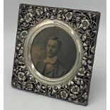 Good Edwardian silver easel picture frame, 10.5cm tondo mount framed by pierced scrolled foliage,