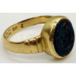 Antique 18ct gold signet ring set with an Armorial crest and motto intaglio cut bloodstone. Size