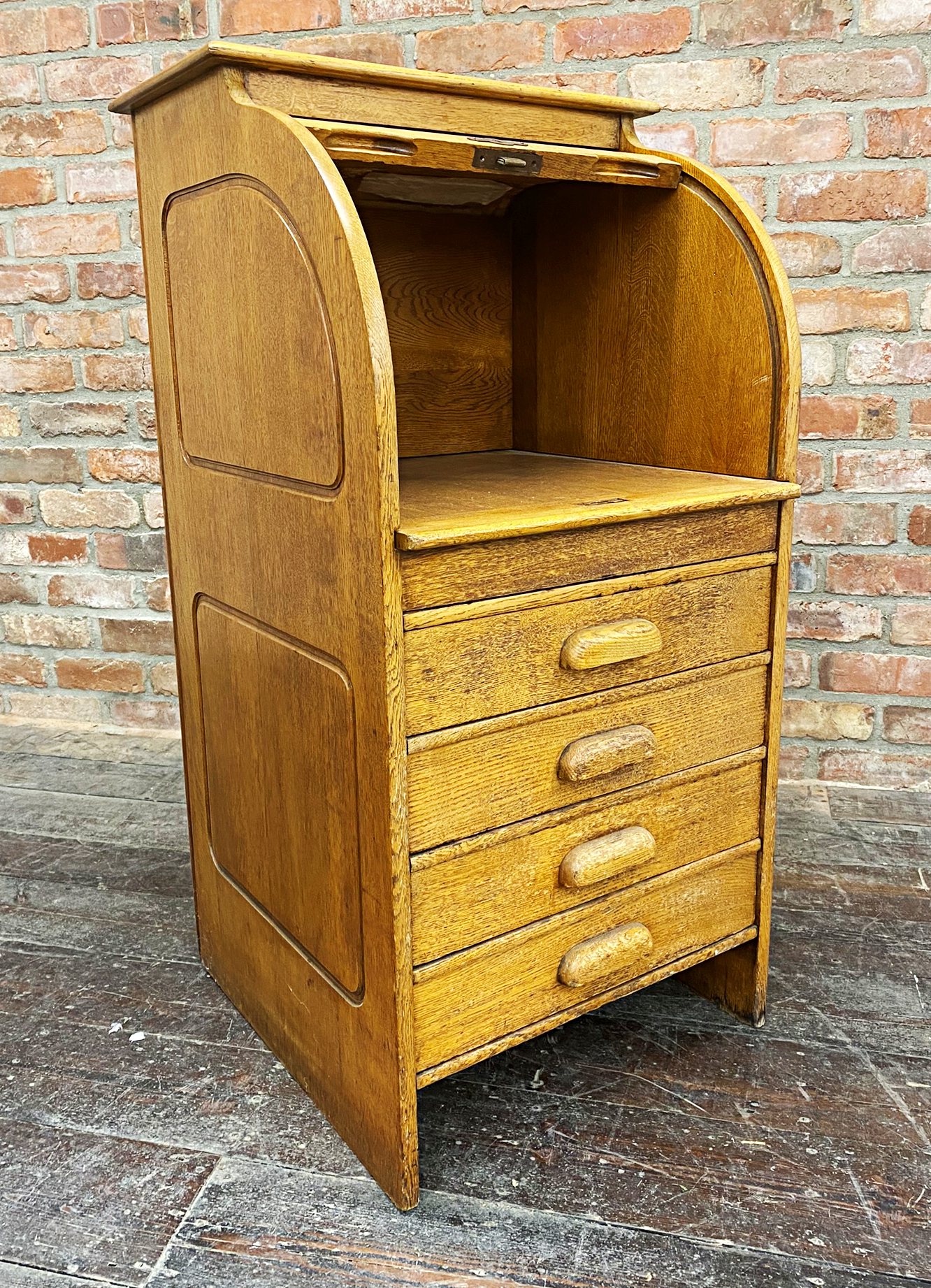 Sweet early 20th century golden oak students bureau, with tambour front, concealed work surface - Image 2 of 3