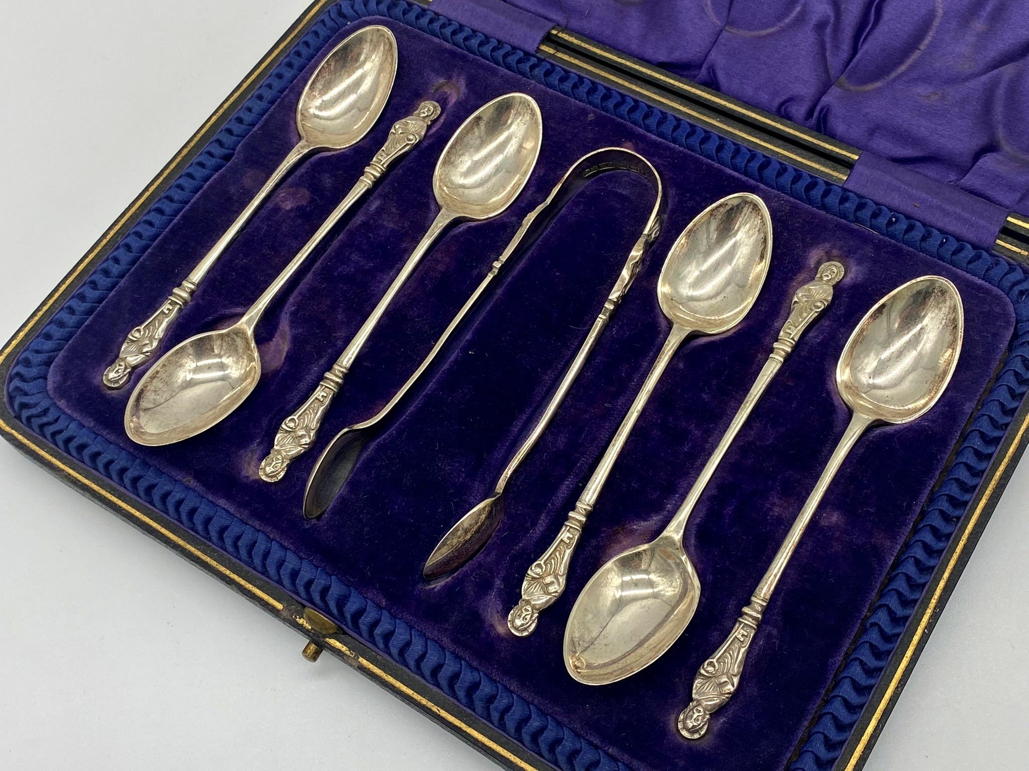 Edwardian cased suite of six silver Apostle spoons with sugar tongs, maker JR, Sheffield 1904, 3.5oz