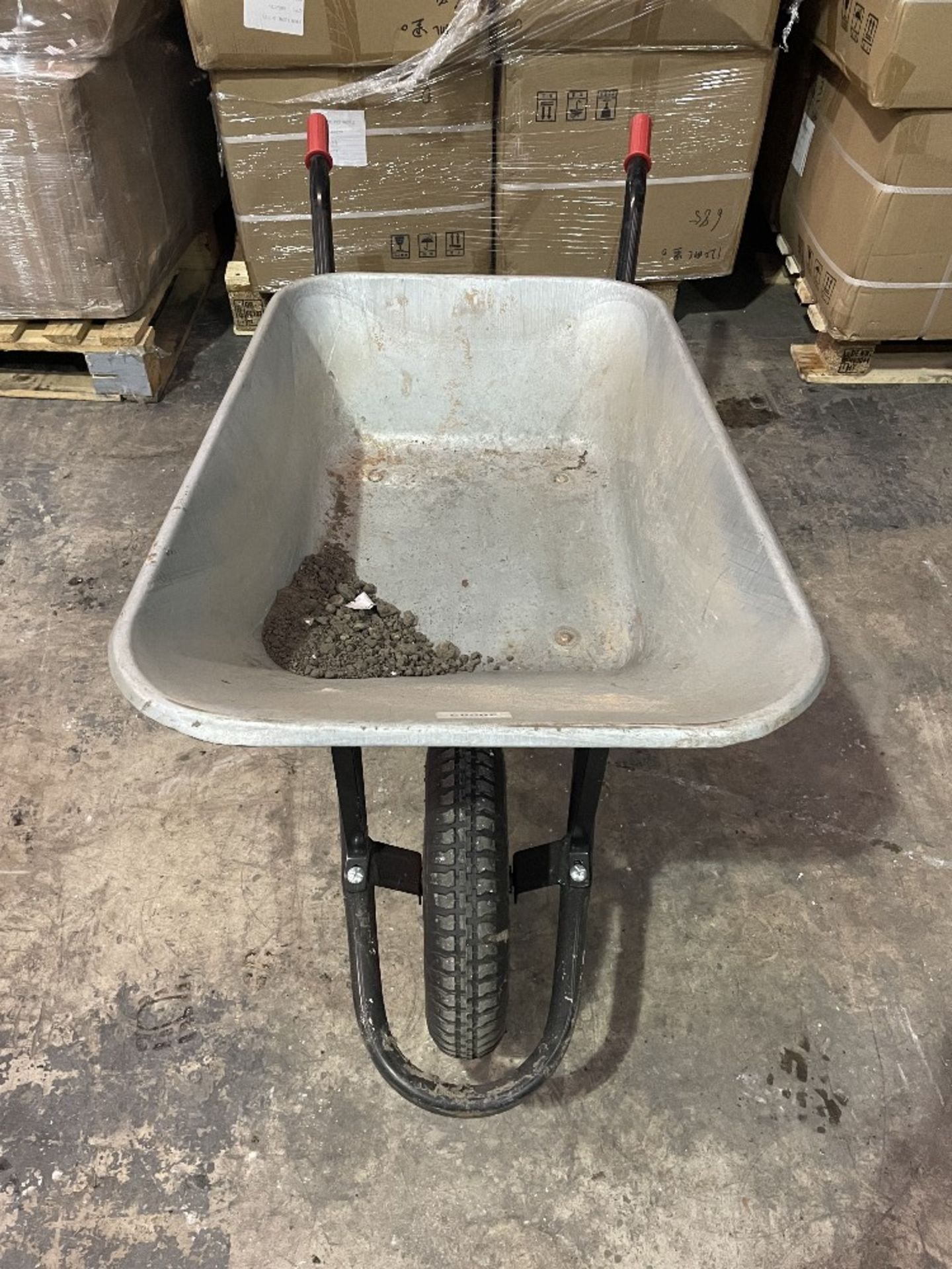 Chillington 120L Galvanised Steel Wheelbarrow - Image 3 of 4