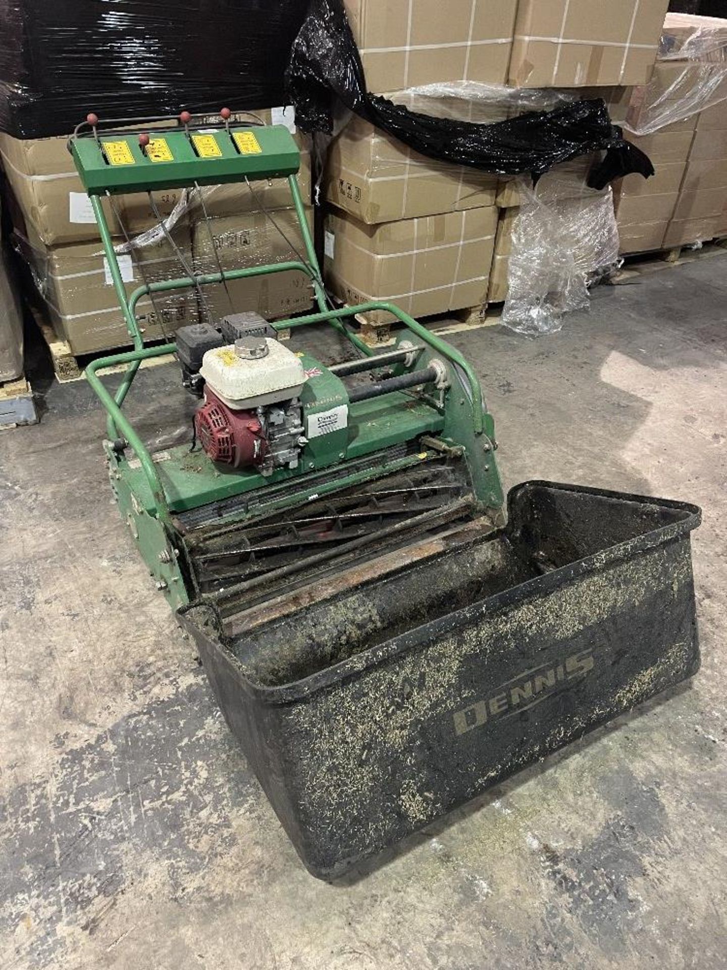 Dennis G860 8 Bladed Cylinder Pedestrian Mower w/ Grass Box | YOM: 2011