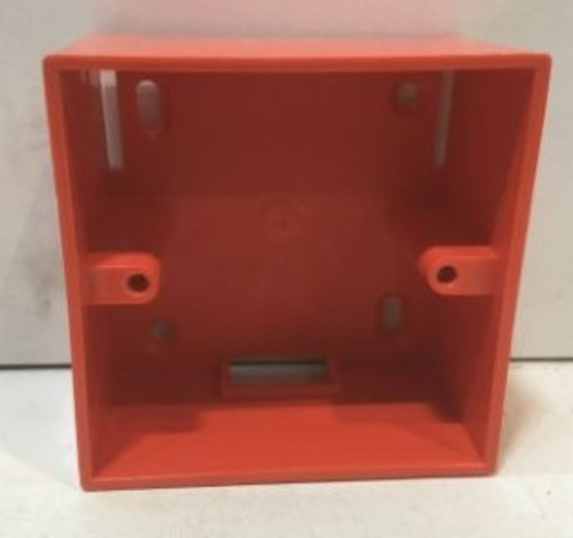 18 x Red Plastic Electrical Wall Boxes W/ 20 x Spacer Pieces - Image 3 of 4