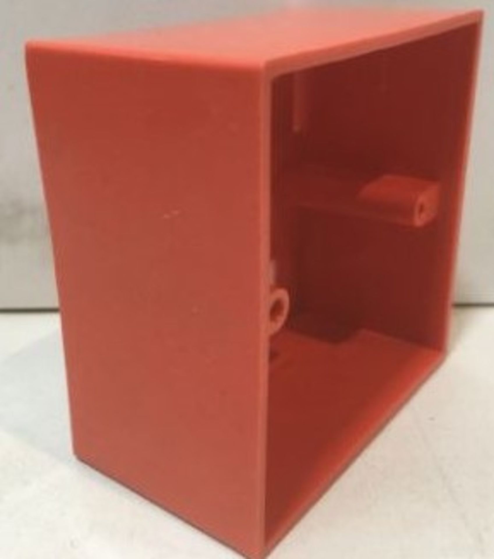 18 x Red Plastic Electrical Wall Boxes W/ 20 x Spacer Pieces - Image 4 of 4