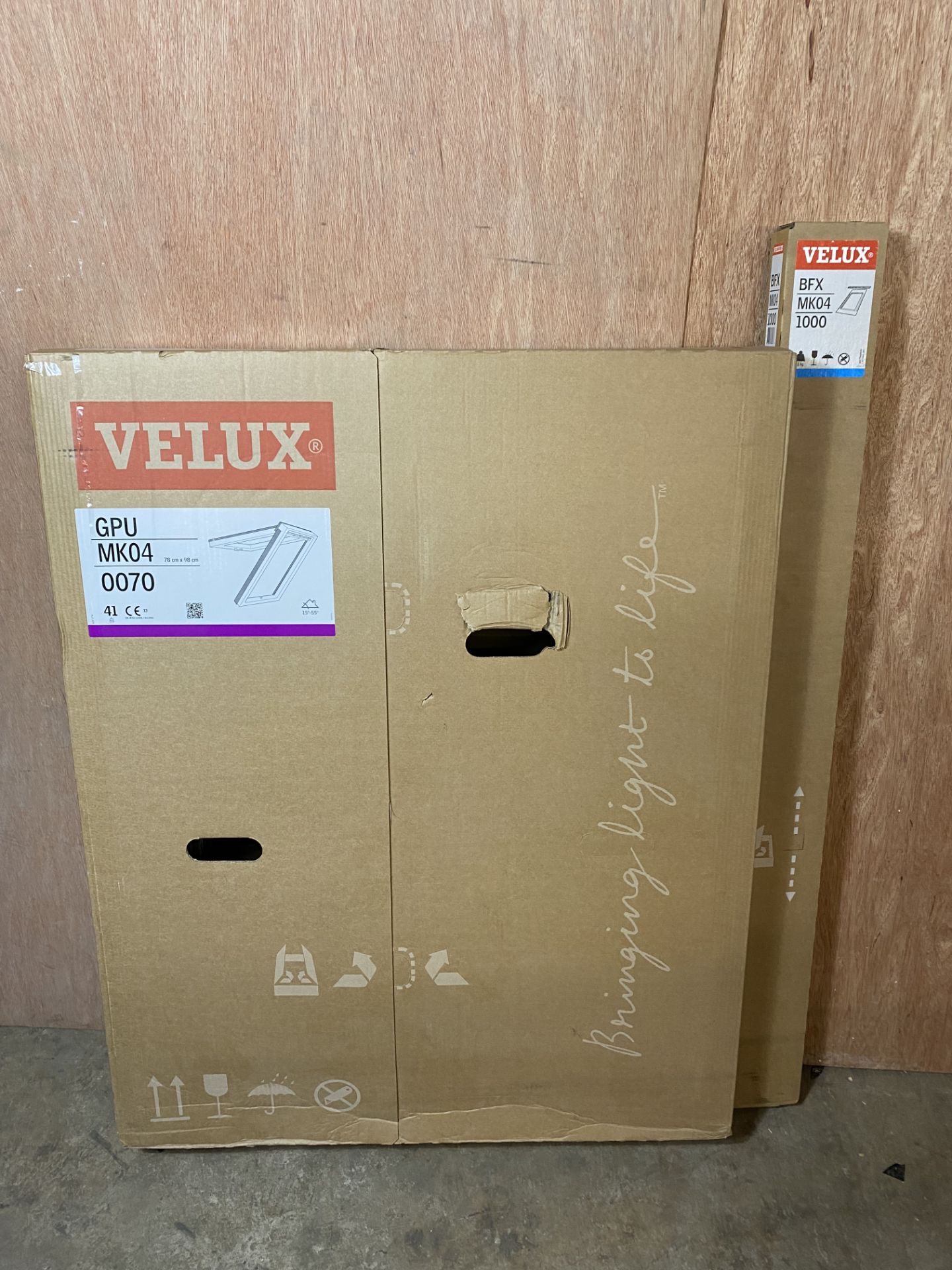 VELUX GGU MK04 0070 White PU Laminated Centre Pivot Roof Window 78x98cm & VELUX BFX MK04 1000 Underf