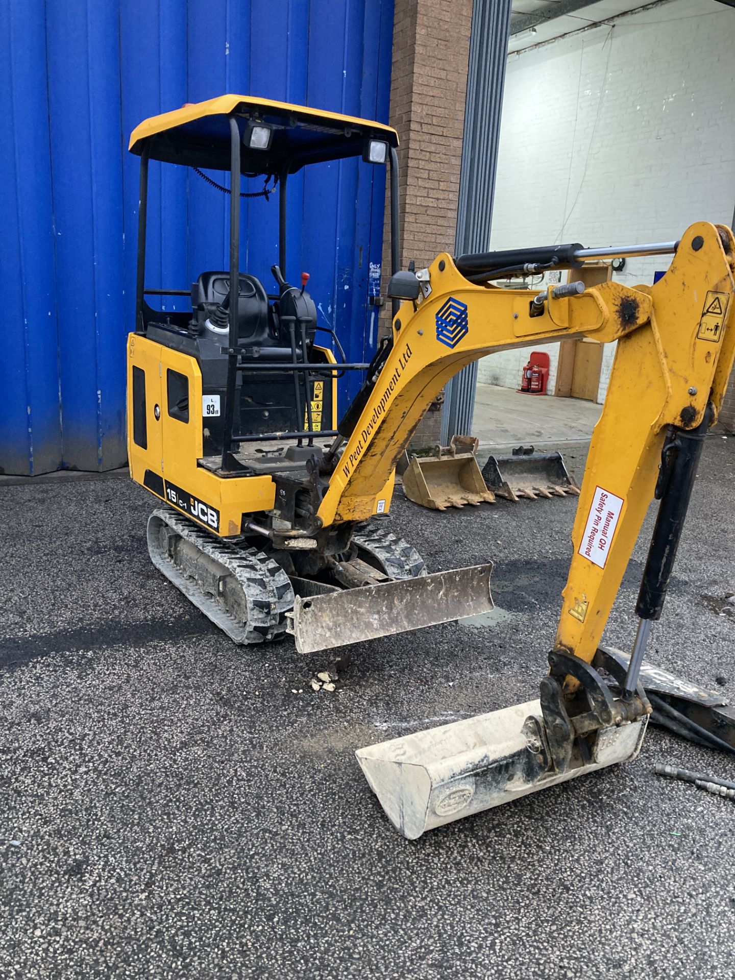 JCB 15 C-1 Compact Excavator W/ Breaker Attachment & 5 x Buckets | HRS: 646.7 | ID: JCB015C1HJ270991 - Image 2 of 13