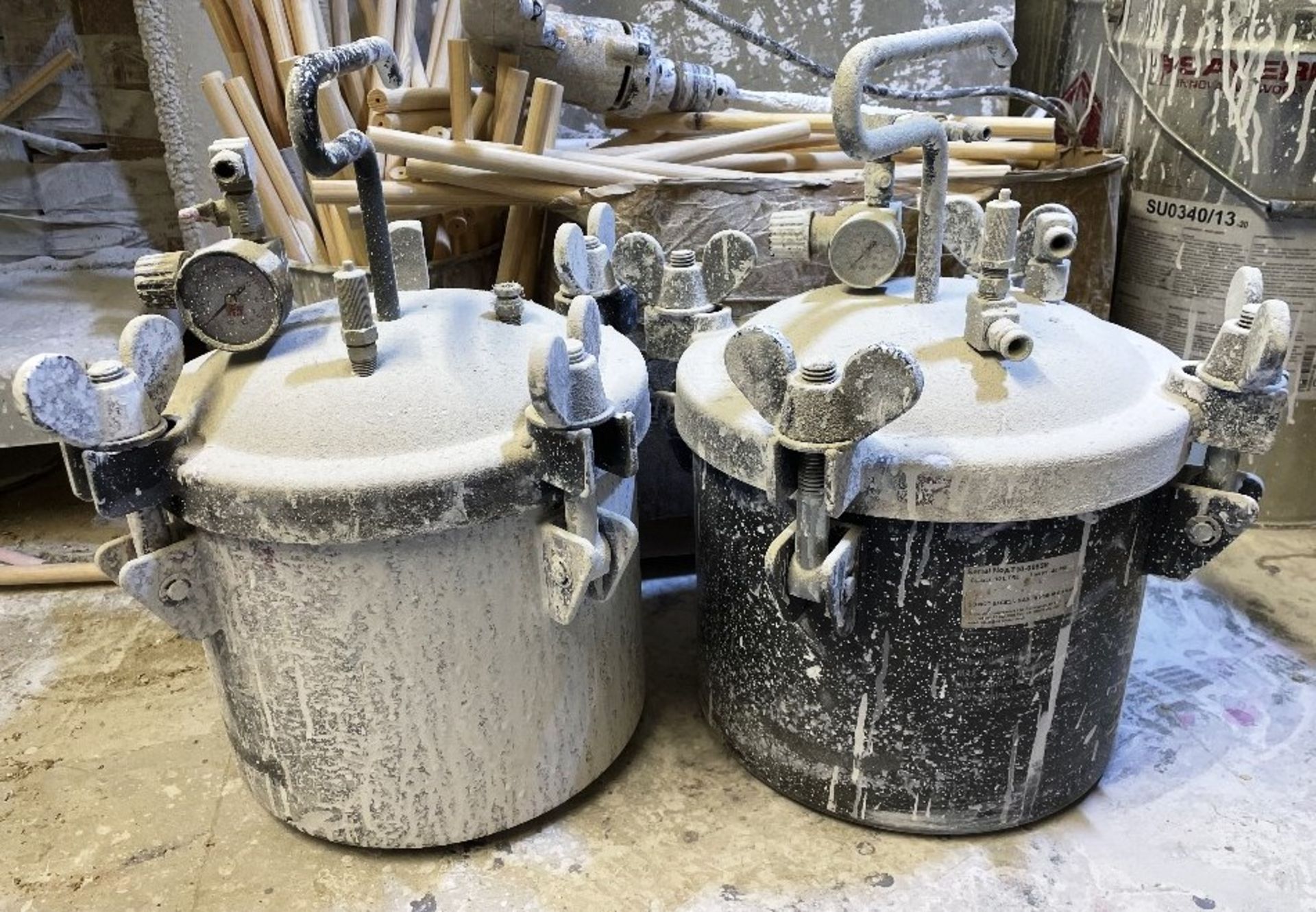 2 x Industrial 10Ltr Paint Pressure Pots
