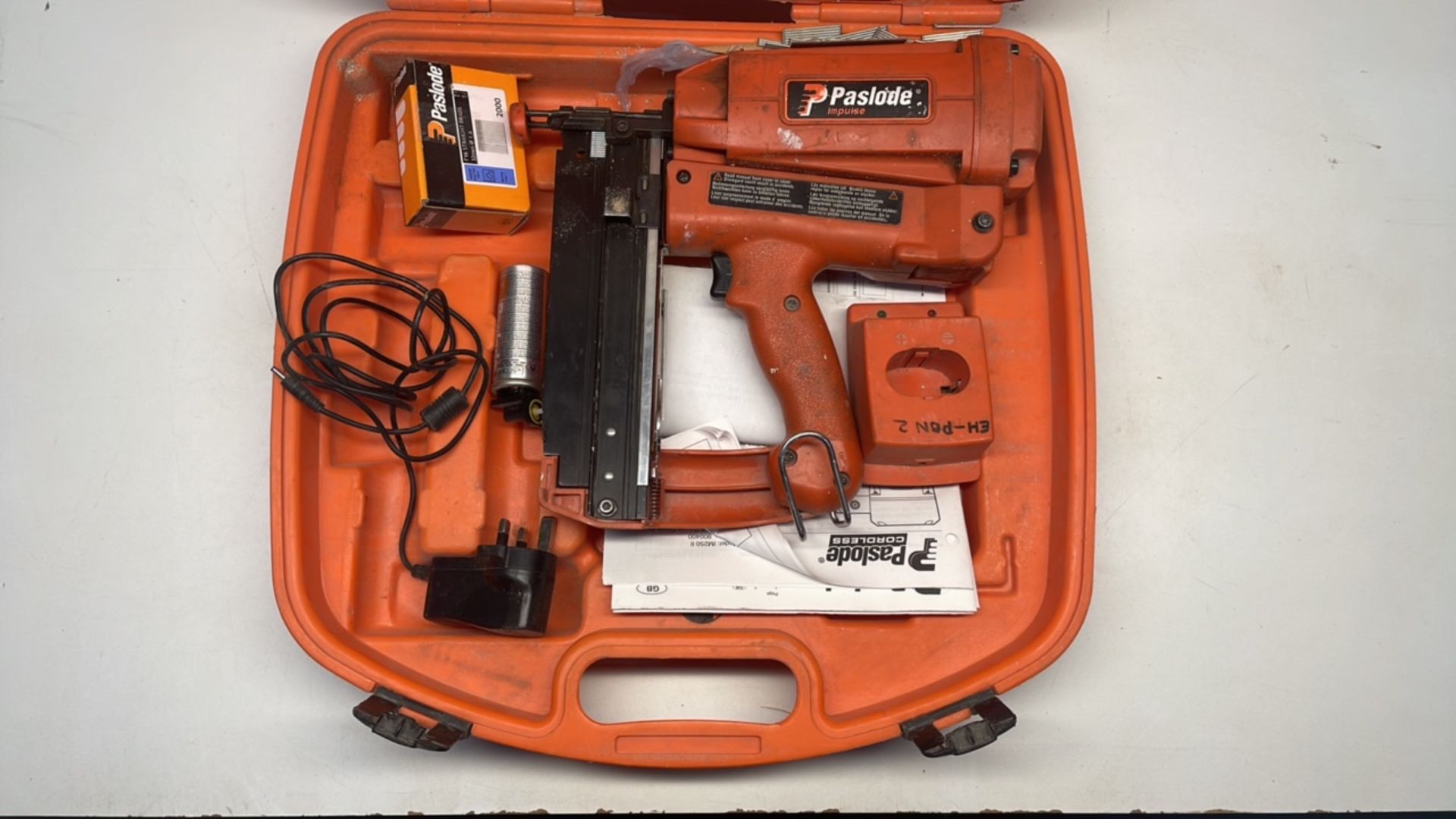 Paslode IM250II Brad Nailer/Nail Gun in Case - Image 2 of 4