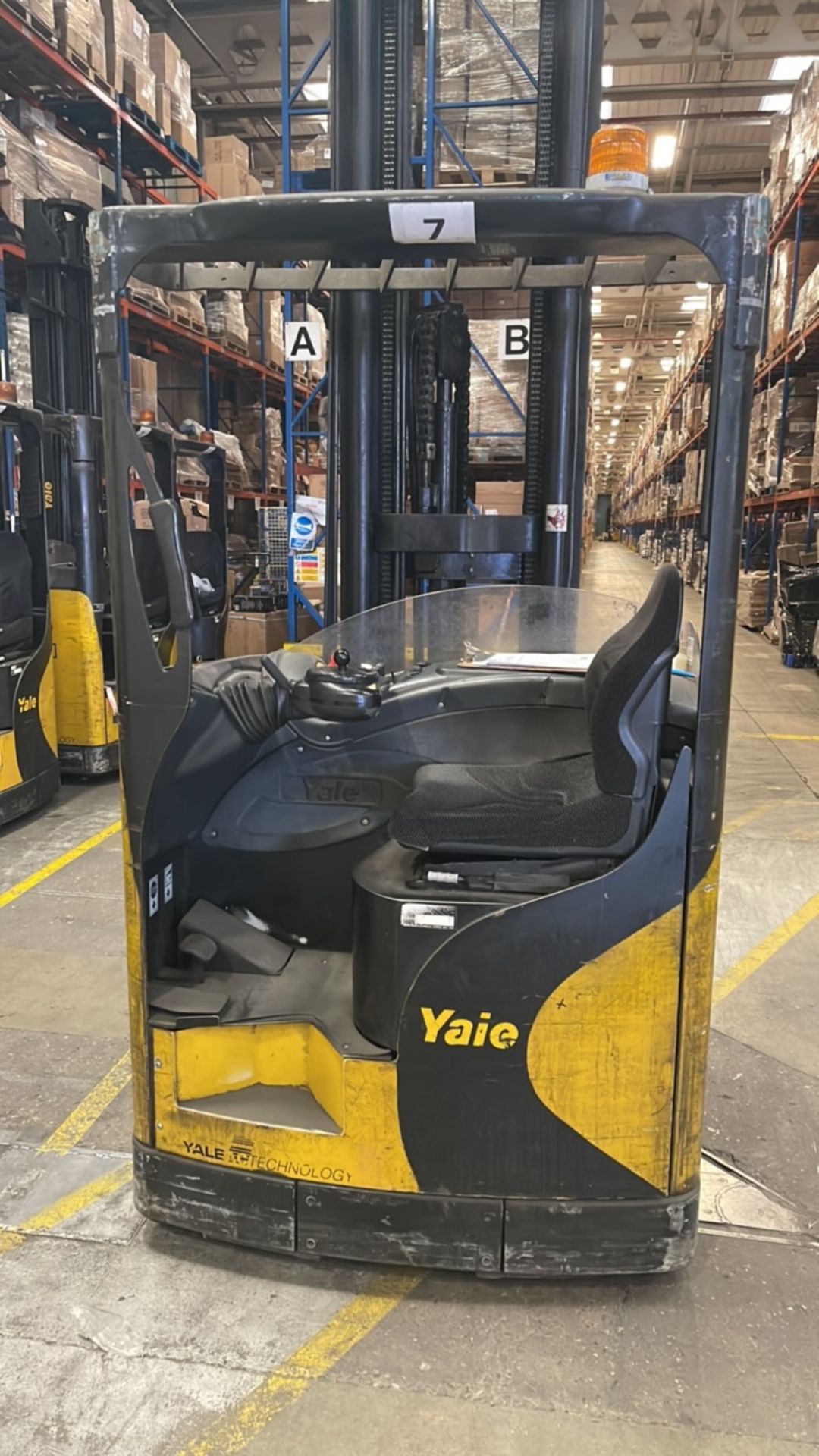 Yale MR16H Reach Forklift Truck w/ Charger | YOM: 2009 | 17,125 Hours - Image 5 of 10