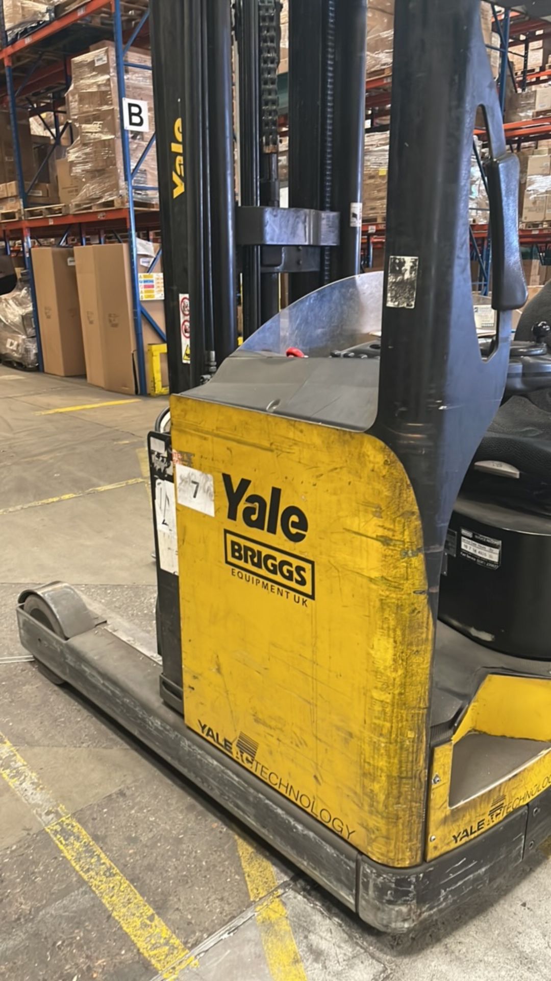 Yale MR16H Reach Forklift Truck w/ Charger | YOM: 2009 | 17,125 Hours - Image 3 of 10